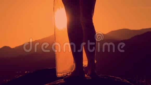 女腿剪影日落山上视频的预览图