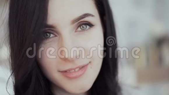 美丽的黑发长发手蓝眼睛的姿势视频的预览图