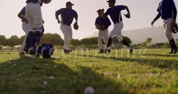 棒球运动员在比赛后庆祝视频的预览图