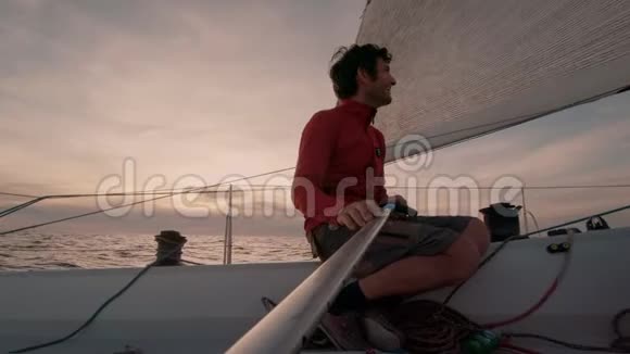 专业游艇司机在海上航行视频的预览图