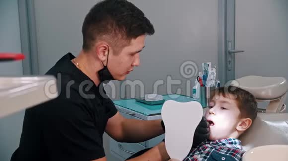 一个正在牙科治疗的小男孩前景上的人类下巴模型视频的预览图