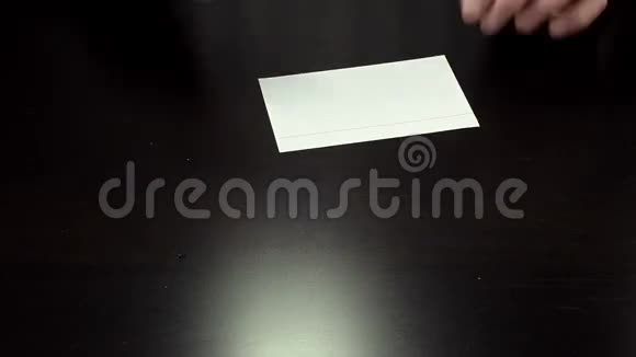 手在写纸条走开视频的预览图