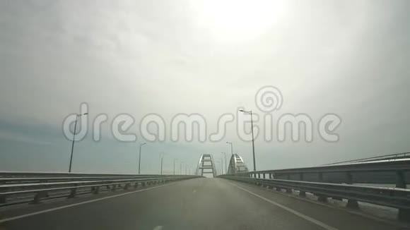 公路穿过大桥视频的预览图