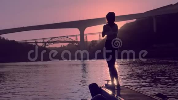 河畔的年轻舞女日落的波尔图视频的预览图
