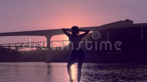 日落时波尔图河船站上的年轻舞女视频的预览图
