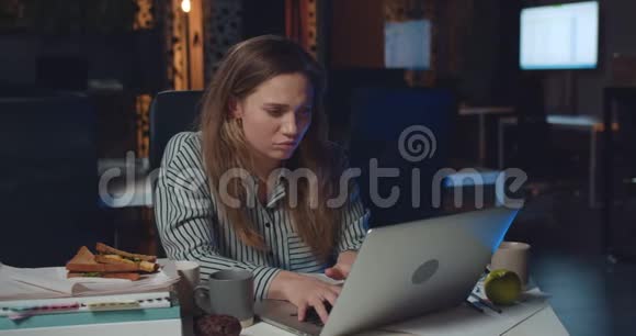有问题时女裁缝用她的笔记本电脑工作过度的女员工在网上工作看上去视频的预览图
