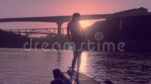 在船站跳舞的年轻女子日落时的波尔图视频的预览图
