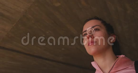 高加索女人在桥下行走视频的预览图