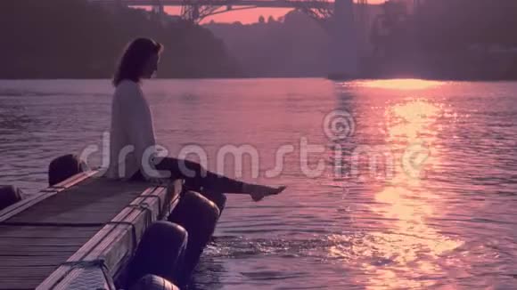 河船站上的女人光着脚夏天的海滩日落的波尔图视频的预览图