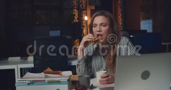 悲伤的女商人在坐在办公桌前面前有一台打开的笔记本电脑疲倦的女雇员视频的预览图