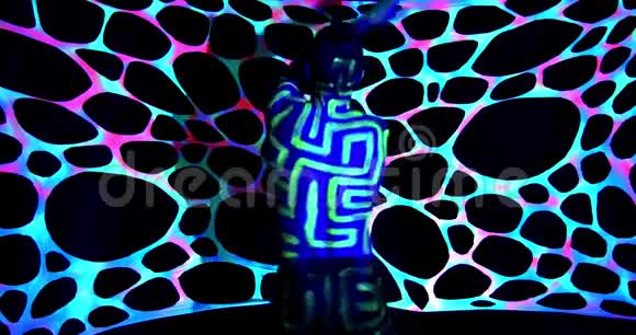 在黑暗中跳舞的男人身上散发着紫外线的身体艺术色彩斑斓4K视频的预览图