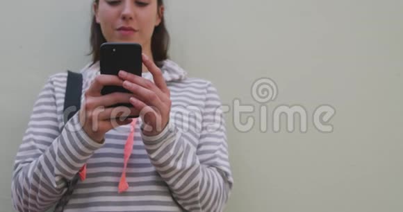 高加索女人在看智能手机视频的预览图