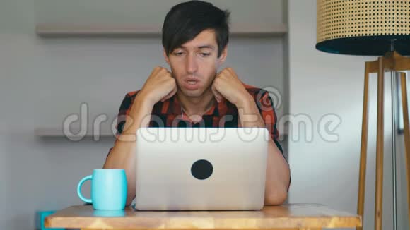 悲伤的人自由职业者使用笔记本电脑在线工作在家里的互联网感到沮丧一张悲伤绝望的肖像视频的预览图