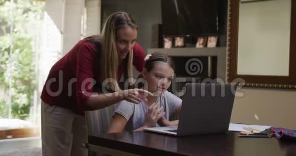 妈妈和女儿看着笔记本电脑视频的预览图