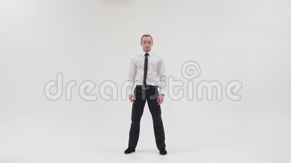 一个男舞女双腿分开跳舞双臂张开一个穿着领带的人视频的预览图