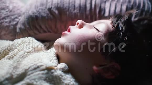 一个熟睡的少年的肖像视频的预览图