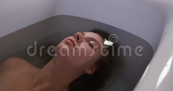 高加索女人在酒店洗澡视频的预览图
