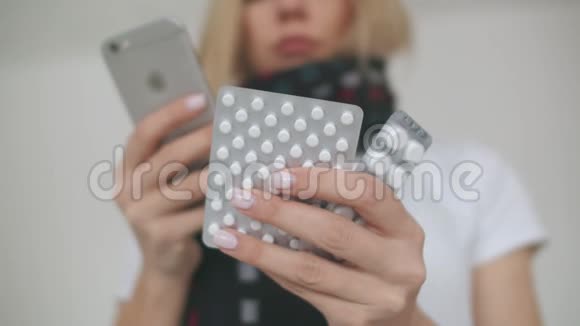 这个女孩正在寻找如何在手机中使用平板电脑的说明紧紧抓住一个女孩双手握着一簇视频的预览图