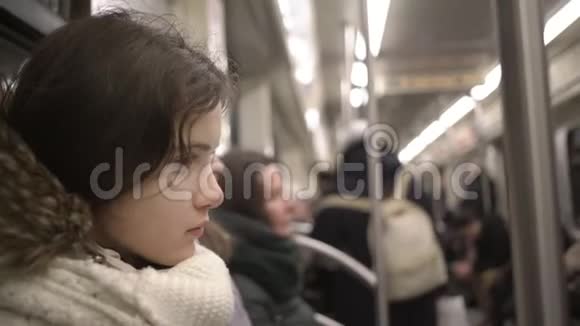 坐在马车上睡着的女孩乘地铁旅行视频的预览图