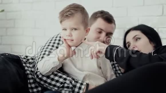 英俊的男人抱着滑稽的儿子和长头发的女人在家视频的预览图