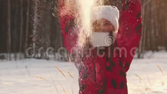 一个小女孩正在向空中撒雪微笑着视频的预览图