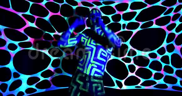霓虹灯的身体艺术一个男人在黑暗中发光跳舞明亮的背景4K视频的预览图