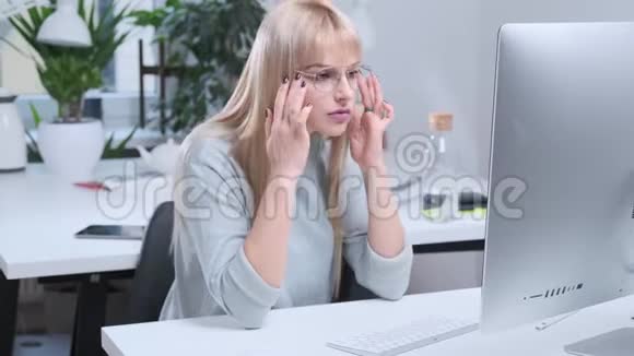 漂亮的女孩在办公室工作视频的预览图