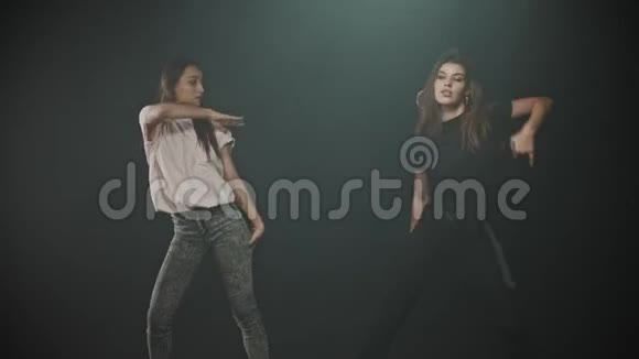 两个迷人的女人在工作室里随意跳舞视频的预览图
