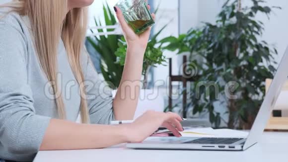 年轻女子在灯光办公室工作视频的预览图