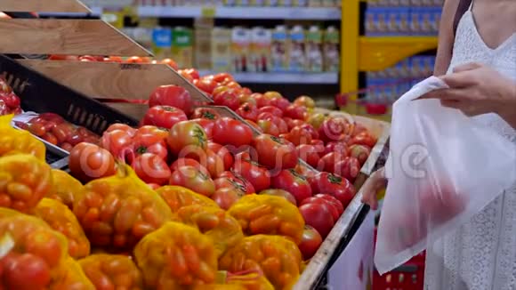 女人在超市里买东西在超市里挑选烹饪健康食品西红柿等产品视频的预览图