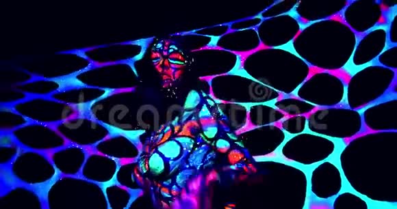 一个女人的背景上五颜六色的发光网有发光的身体艺术4k视频的预览图