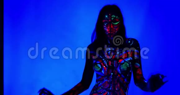 性感的年轻女人有五颜六色的身体艺术和化妆有飞溅的油漆4K视频的预览图