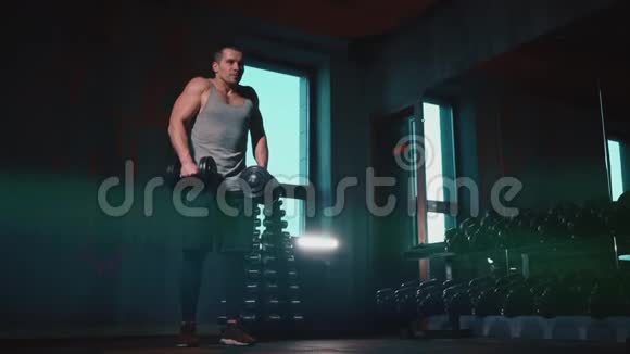 运动男子完美的躯干锻炼与哑铃在健身房视频的预览图