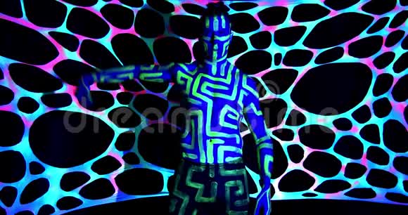 有紫外线身体艺术的人在黑暗中发光做波浪跳舞4K视频的预览图
