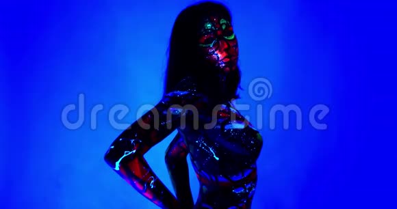 年轻女性身上的彩色图案紫外线身体艺术4k视频的预览图