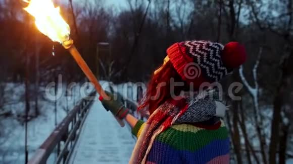 一位年轻女子举着火炬走在桥上视频的预览图