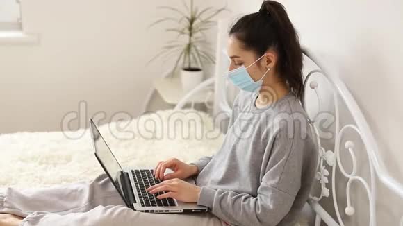 冠状病毒在家工作的女商人戴着防护面罩冠状病毒检疫的女商人视频的预览图