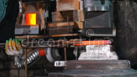 铁匠在工业锻造机的压力下放置较长的金属片视频的预览图