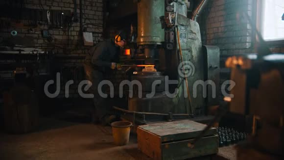 锻造工业一个铁匠在车间里用大型工业压力机工作视频的预览图