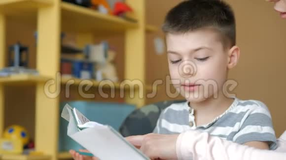 家庭教育在隔离期间在家做作业的男孩视频的预览图
