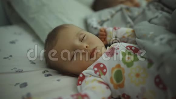 可爱的小女孩睡在床上平静平静的孩子在白天睡觉时做梦父母床上的漂亮宝宝视频的预览图
