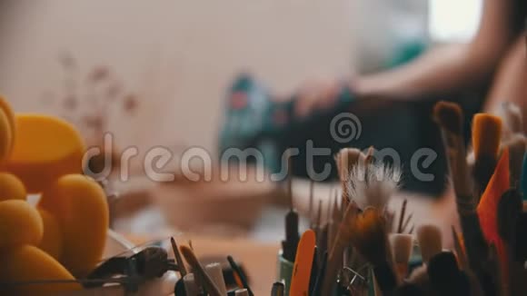 陶器主人正在创意车间用建筑吹风机烘干一个碗视频的预览图