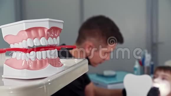 一个在现代牙科治疗的小男孩视频的预览图