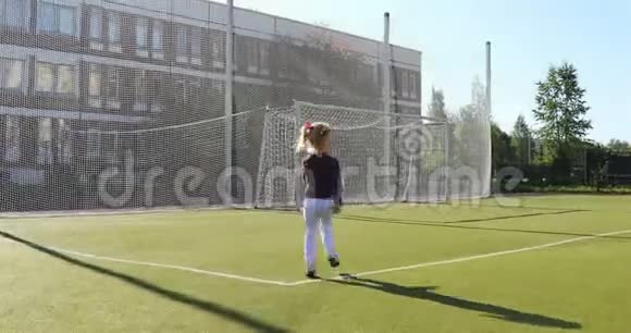 一个女孩手里拿着一个黄色玩具在足球场上奔跑视频的预览图