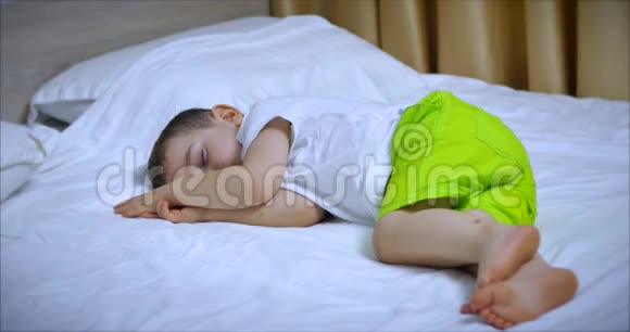 可爱的小男孩睡在床上婴儿睡眠的概念视频的预览图