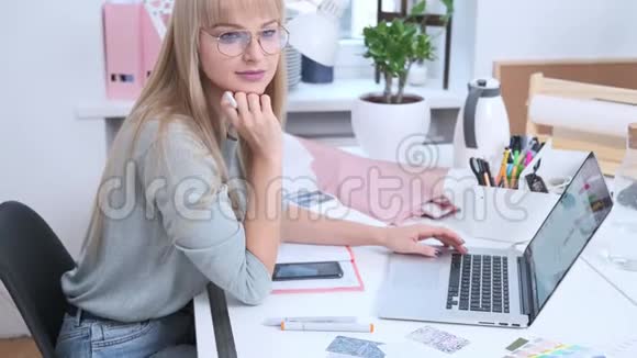 年轻女子在灯光办公室工作视频的预览图