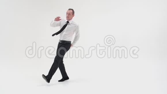 一个穿着办公室衣服的人正在跳一支破舞一个办公室的工作人员跳了一个短舞做了一个扭扭的动作视频的预览图