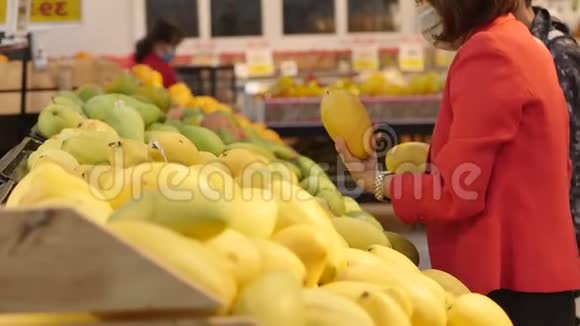 女人在超市购物买食物在市场上选择水果在超市购买视频的预览图