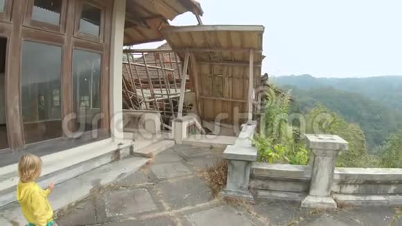 游客家属参观贝都古尔废弃神秘的酒店印度尼西亚巴厘岛巴厘旅行概念视频的预览图