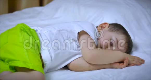 可爱的小男孩睡在床上婴儿睡眠的概念视频的预览图